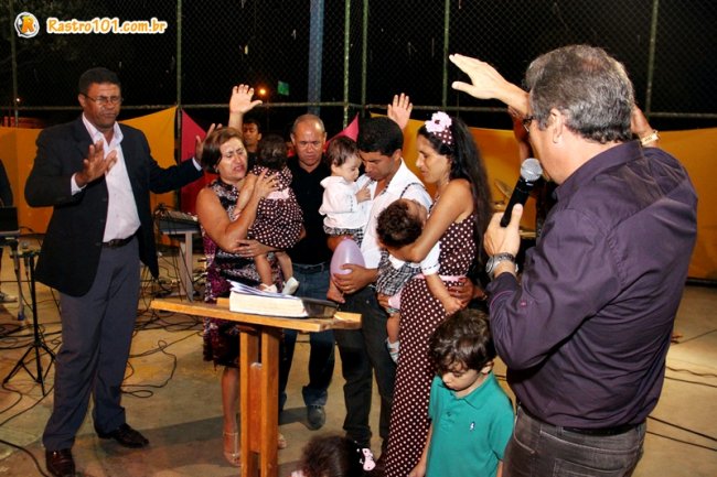 Pastores oraram em agradecimentos à Deus pela vida dos pequenos. (Foto: Rastro101)  
