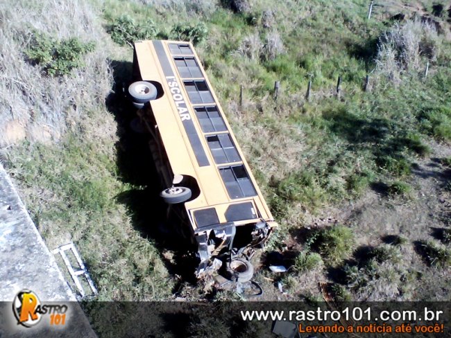 Frente do ônibus ficou totalmente destruída. Veículo estava sendo levado para uma oficina em Eunápolis. (Foto: Gumercindo Brito / Rastro101)