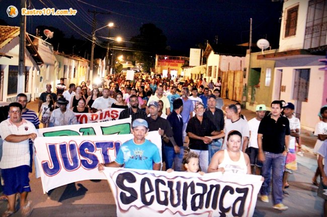 Centenas de moradores, amigos e familiares de Rielson, saíram em passeata pelas ruas de Itagimirim. (Foto: Rastro101)