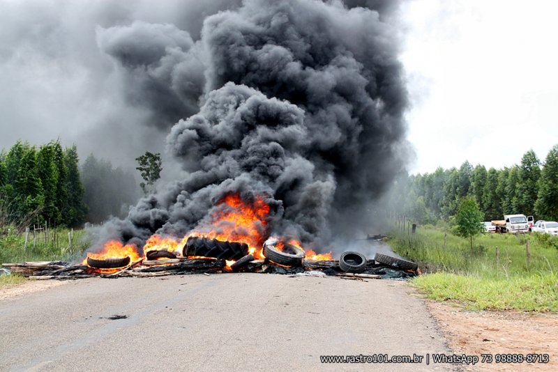 Manifestantes queimaram madeira e pneus velhos, fechando a rodovia nos dois sentidos. (Foto: Rastro101)