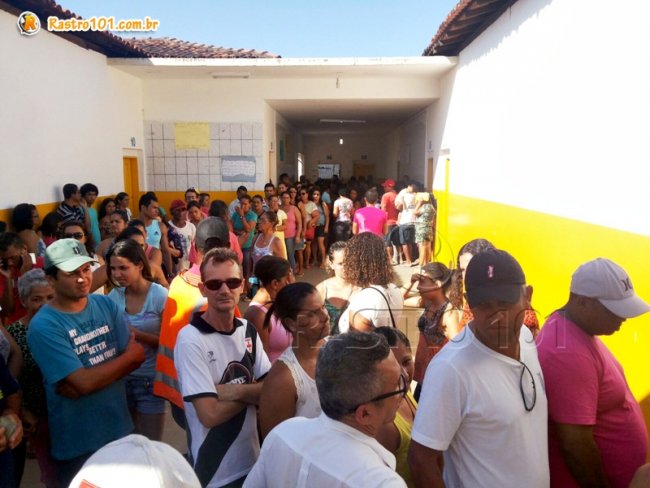 Longas filas se formaram no Colégio Othoniel Ferreira. Eleitores reclamaram da demora na fila e do sol, mas exerceram a cidadania e votaram em seus candidatos. (Foto: Rastro101)