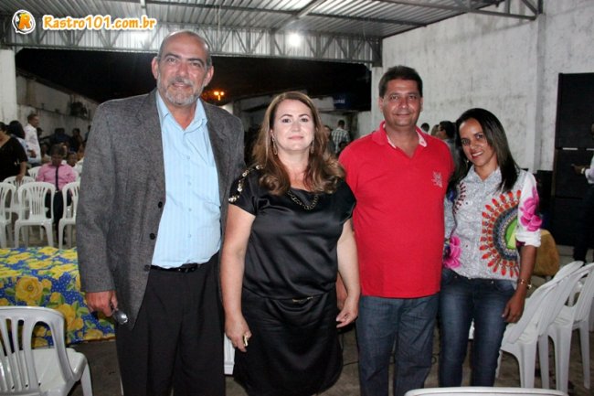 Prefeito Rogério acompanhado de sua esposa Ercília ao lado do ex-prefeito Waltinho e sua esposa Wanderleia. (Foto: ASCOM)