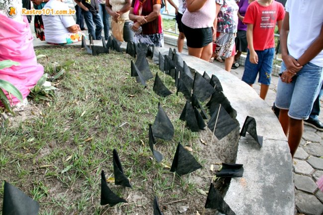 Bandeirolas foram fincadas no chão da praça Castro Alves. (Foto: Rastro101)
