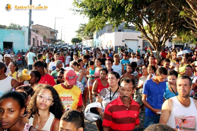 Centenas de pessoas se reuniram em frente ao supermercado. (Foto: Rastro101)