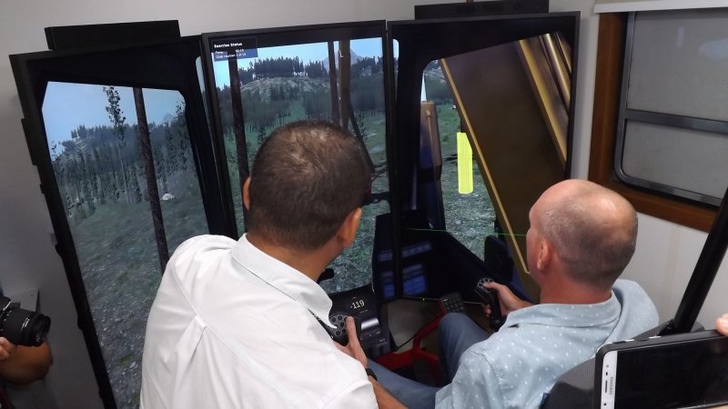 Importado da Suécia, o simulador de máquinas florestais utilizado pela Veracel nesta capacitação simula a operação de máquinas Harvester e Forwarder com todos os recursos reais (Veracel)