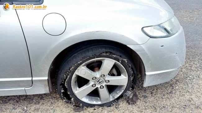 Policiais conseguiram atirar no pneu do veículo. Eles fugindo roubando uma saveiro que estava estacionado na rodovia. (Foto: Divulgação/PM)