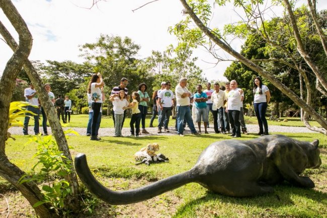 Visitantes são surpreendidos por réplicas de animais em situações ocorridas no meio da mata. (Foto: Ascom/Veracel)