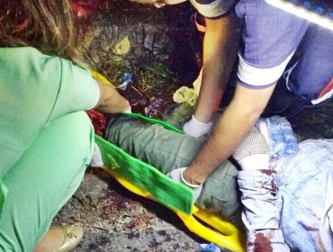 Uma das vítimas sendo atendida pelo SAMU e uma médica do Hospital em Itagimirim. (Foto: Internauta/Rastro101)
