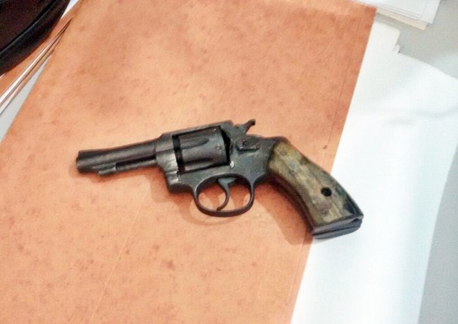 Com a dupla foi encontrada um revolver calibre 32 sem munição. (Foto: Divulgação/PM)