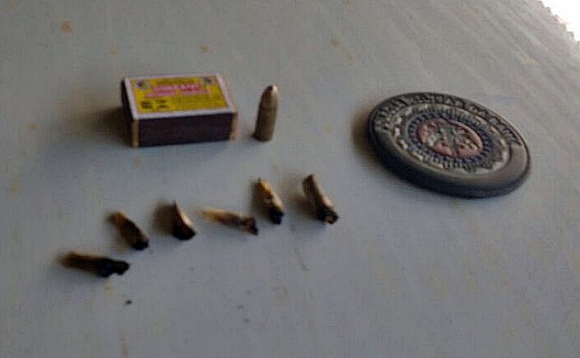 No veículo abandonado foram encontradas 6 bitucas de cigarro de maconha e um projetil intacto de arma 9mm. (Foto: Divulgação/PM)