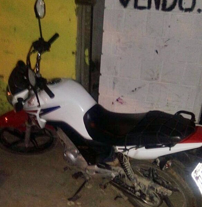 Polícia recuperou moto roubada em Guaratinga. (Divulgação/PM)