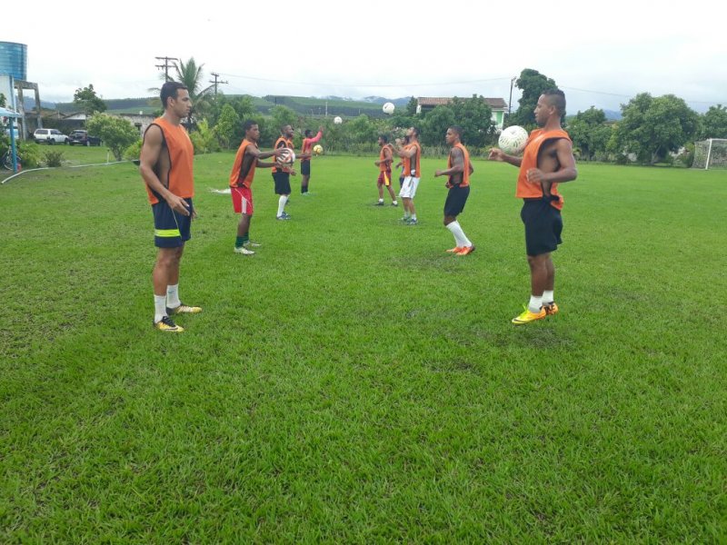 Atletas treinam diariamente no estádio Zoaldão em Itagimirim (Divulgação)