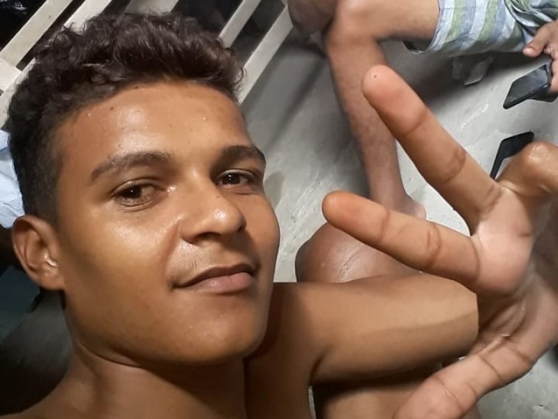 Pedro Vinicius dos Santos, 22 anos, vulgo Buchecha, liderava um bando que é acusado de praticar diversos crimes de homicídio, roubo e tráfico de drogas. (Divulgação)