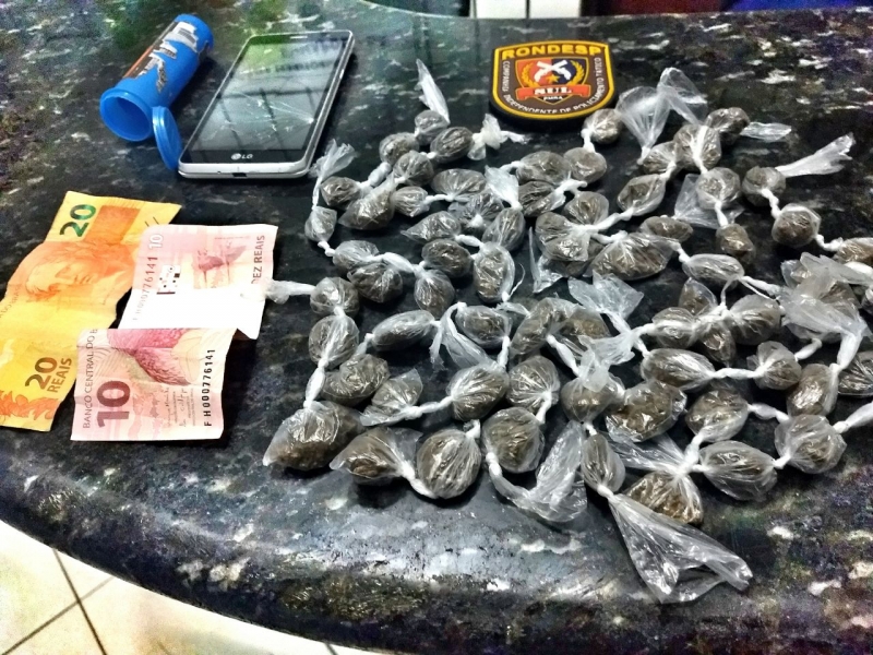 A polícia apreendeu 68 buchas de maconha. (Divulgação / Polícia Militar)