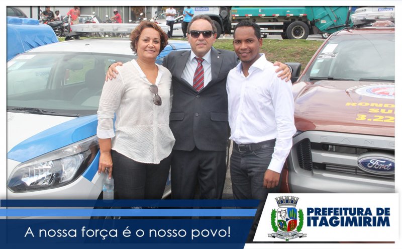 Prefeita de Itagimirim, Devanir Brillantino, ao lado do delegado Hermano Costa e o vice-prefeito Luizinho. (Ascom)