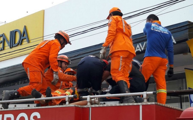 Vítima sendo socorrida em cima do caminhão dos Corpo de Bombeiros. (Foto: Ivonaldo Paiva/Blogbraga)