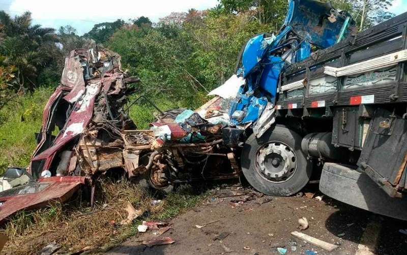 Veículos ficaram totalmente destruídos. (Foto: Bahia 10)