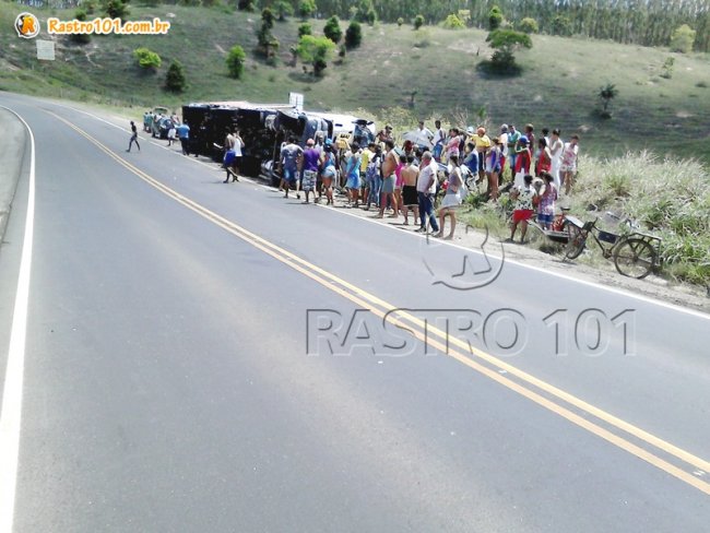 Caminhão tombou na curva do povoado de Mundo Novo. (Foto: Internauta / Rastro101)