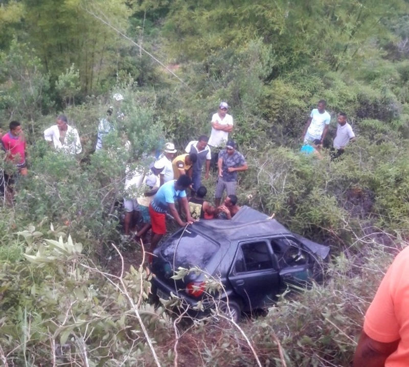 Os veículos colidiram violentamente, sendo que um deles acabou caindo em uma ribanceira. (Foto: Site do Voz da Bahia/Carlos José)
