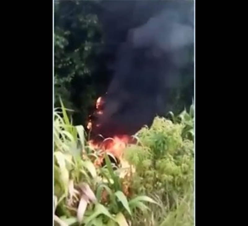 Caminhão capotou e pegou fogo após o motorista tentar desviar de buraco. (Tv Santa Cruz)