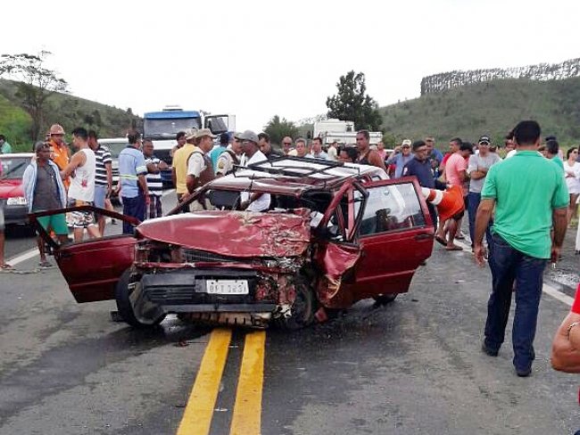 Motorista do veículo Fiat Uno ficou preso nas ferragens e morreu no local. (Foto: Internauta/Rastro101)