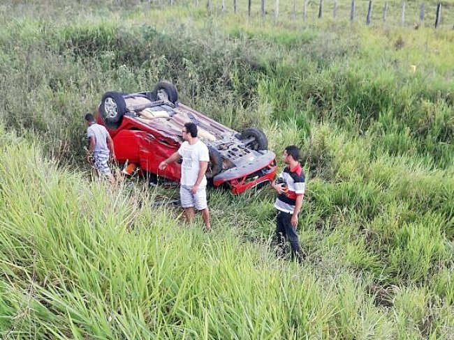 Veículo do taxista capotou após a batida. Vários moradores de Itagimirim foram ao local ajudar. (Foto: internauta)
