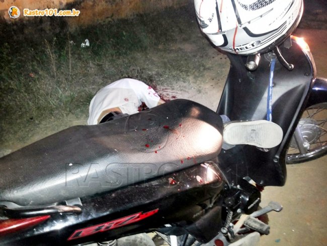Vítima nem chegou a descer da moto. (Foto: Rastro101)