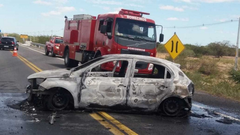 Bandidos queimaram um carro durante a fuga. (Imagem: Corpo de Bombeiros)