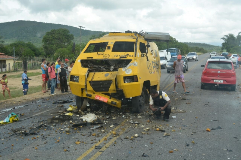 Veículo foi interceptado pelos indivíduos na BR-324. (Imagem: Jacobina Notícias)