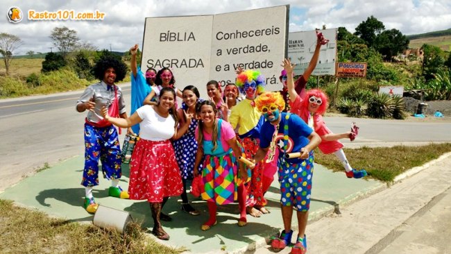 Membros da igreja saíram às ruas vestidos de palhaço convidando crianças. (Foto: Miltinho)