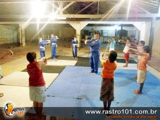 Além de exercícios físicos, alunos aprendem a respeitar o próximo. (Foto: Rafael Amaral / Rastro101)