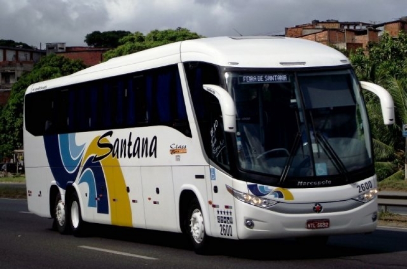 Criminosos saquearam ônibus da empresa Santana. (Reprodução: Internet)