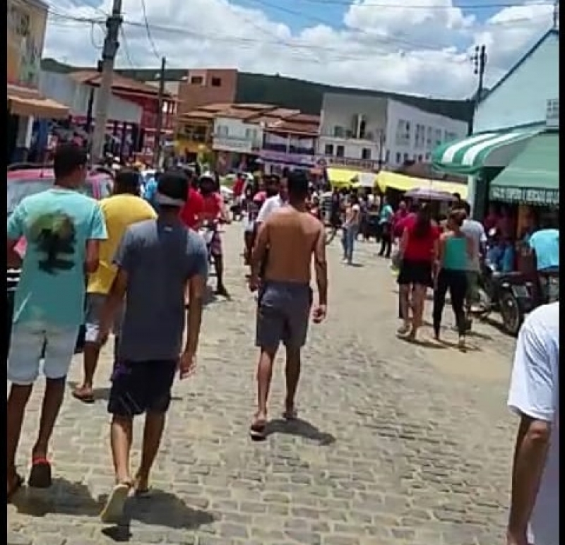 População se aglomerou nas ruas de Guaratinga após o abalo sísmico. (Reprodução)