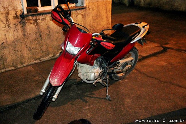 Moto usada pela dupla havia sido roubada no mesmo dia em Eunápolis. (Rastro101)