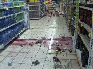 Saqueadores roubam supermercado e quebram<br />
produtos em Salvador (Foto: Imagens/TV Bahia)<br />
