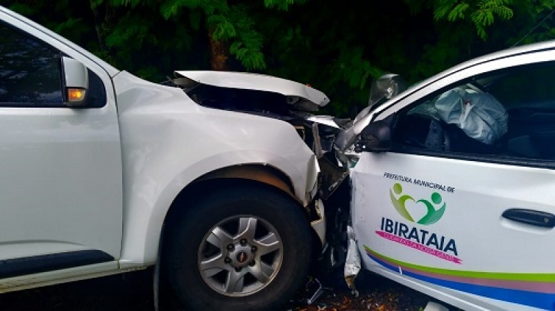 Carro da Prefeitura de Ibirataia se envolveu no acidente. (Giro em Ipiaú)