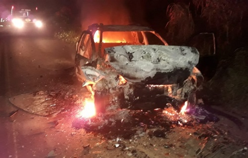 Um dos veículos pegou fogo após o acidente (Imagem: Giro em Ipiaú)