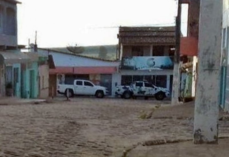 Veículos da polícia foram vistos em frente à um estabelecimento comercial em Itagimirim (Enviado via whatsapp)
