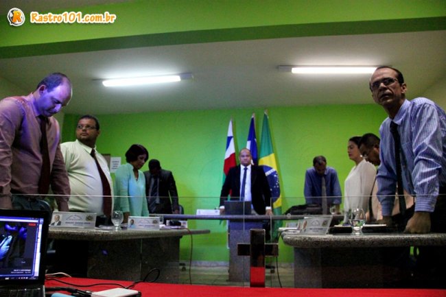 Vereadores de Itagimirim durante sessão extraordinária para votação do projeto para distribuição dos terrenos. (Foto: Rastro101)