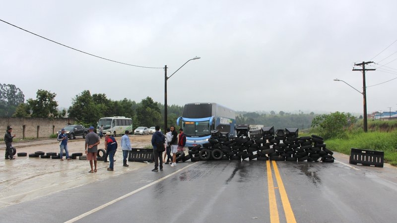 Manifestantes fazem bloqueio na BR-101 em Eunápolis. (Gustavo Moreira / Radar64)