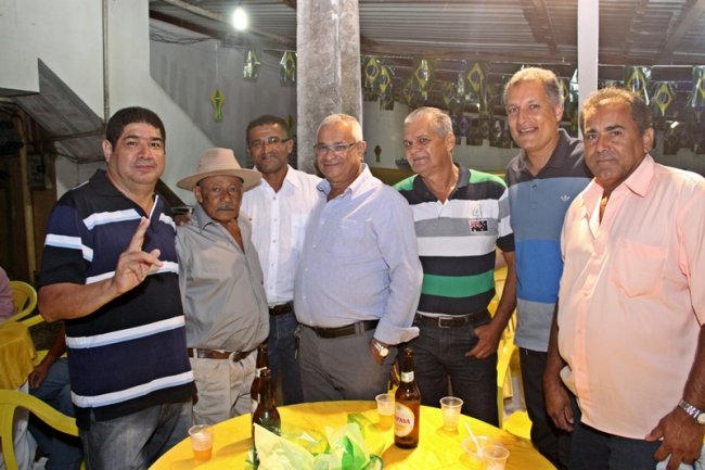 Amigos participam de festa quase surpresa (Foto: Rafael Amaral / Rastro101)