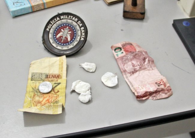Quatro papelotes de cocaína e R$ 30,00 em espécie estavam de posse do homem. (Foto: Rastro 101)