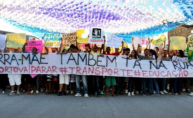 Manifestantes foram às ruas em Porto Seguro. (Foto: Rafael Amaral / Rastro101)