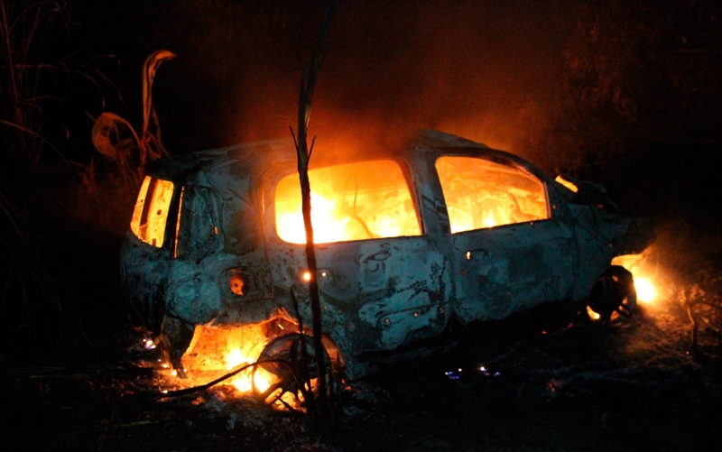 Veículo foi destruído pelas chamas. (Foto do site Medeiros Dia Dia)