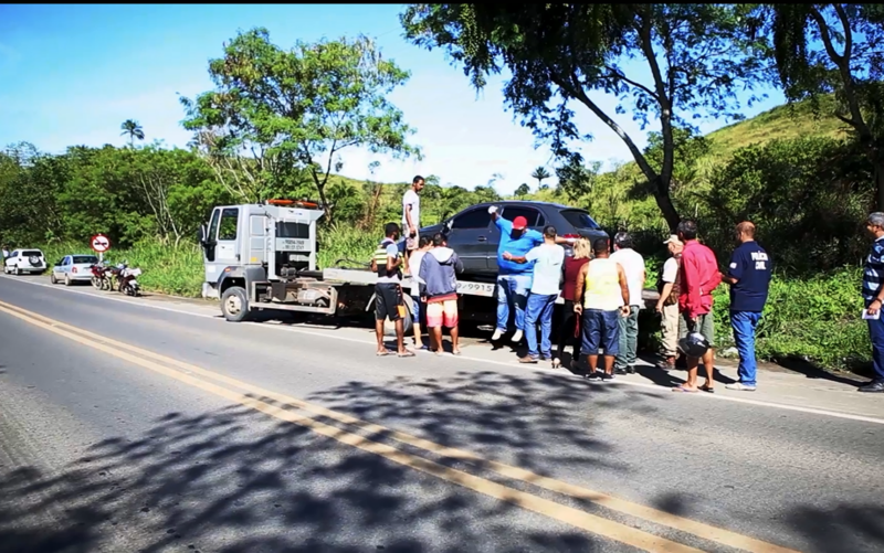 Veículo em que estavam as vítimas sendo guinchado. (Foto: Divulgação/Plantão Itabuna)