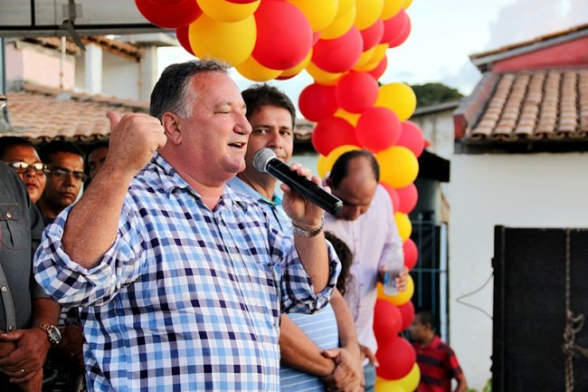 Atendendo a solicitações do prefeito Rogério Andrade, o deputado federal Ronaldo Carletto garantiu a doação de um trator para a Associação dos Pequenos Produtores Rurais de Itagimirim. (Foto: TIM/ASCOM)