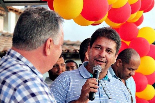 O deputado federal Ronaldo Carletto participou da cerimônia de entrega das casas e do PSF, a pedido do prefeito Rogério Andrade. (Foto: Tim/Rastro101)