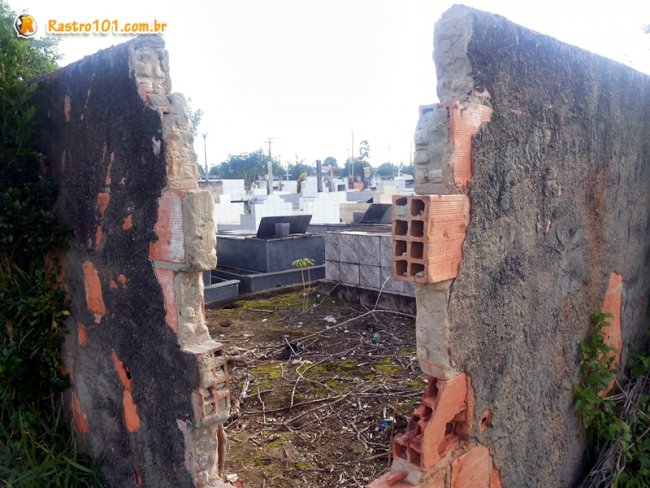 Cemitério fica em um local isolado e seu interior é de fácil acesso. Partes do muro foram danificadas. (Foto: Rastro101)