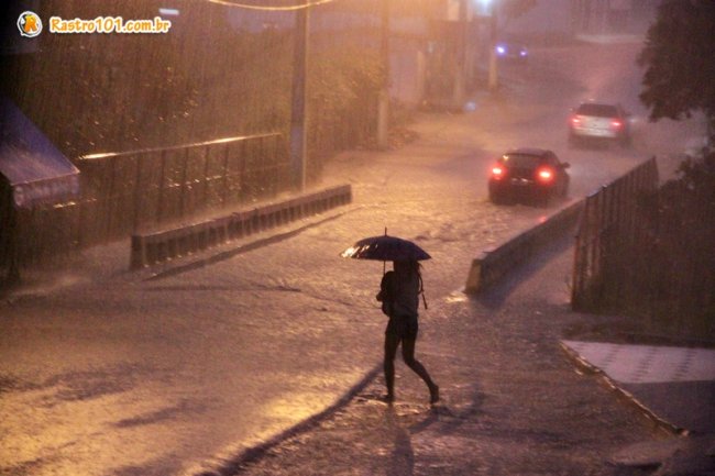 Chuvas que caíram no final da tarde desta quarta-feira (29), em Itagimirim, deixou população em alerta. (Foto: Rastro101)