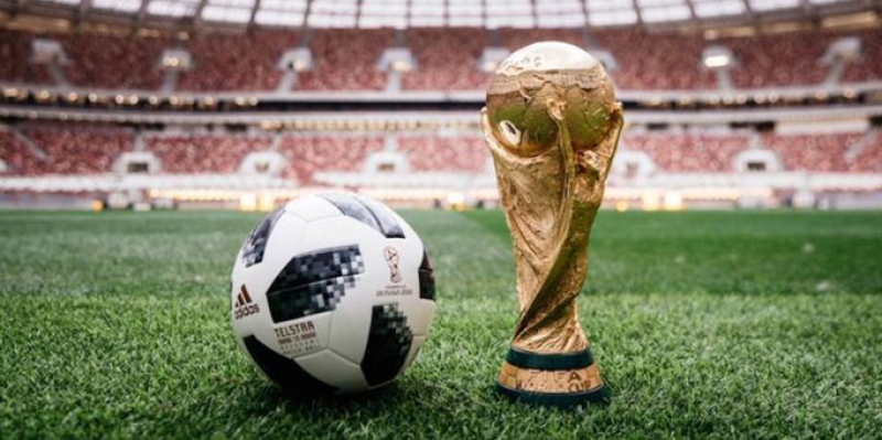 Bola oficial do torneio e a taça da Copa no Estádio Luzhniki. (Reprodução)